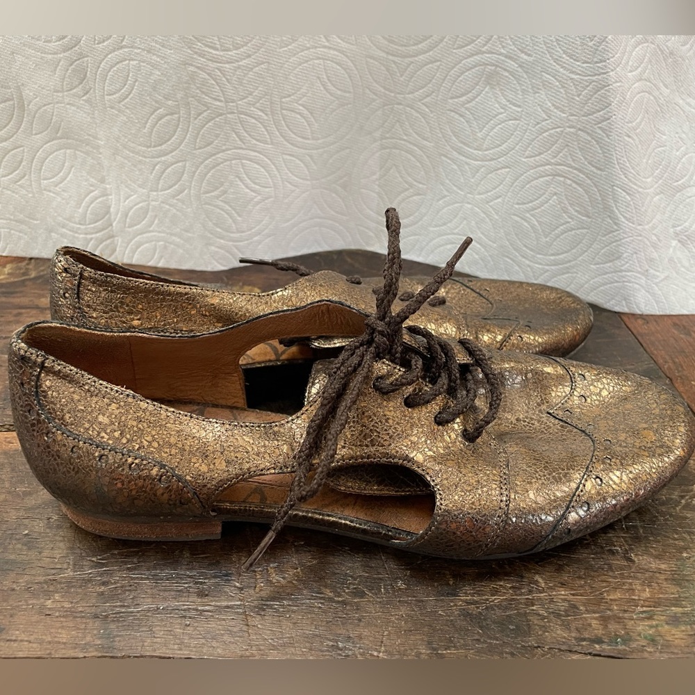 Fun gold Naya loafers